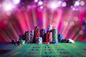 Permainan Sic Bo dengan tiga dadu di meja bullseye
